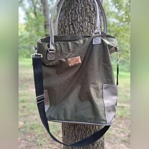 Elegant Olive Green Messenger Bag with Adjustable Strap